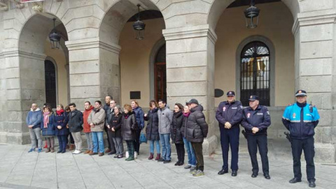 Concentraci&oacute;n en el Ayuntamiento de &Aacute;vila en repulsa por la muerte de Laura Luelmo.
