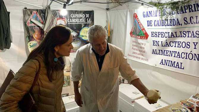Georgina Tr&iacute;as en la Feria del Queso de Cabra y del Piment&oacute;n de Candeleda.
