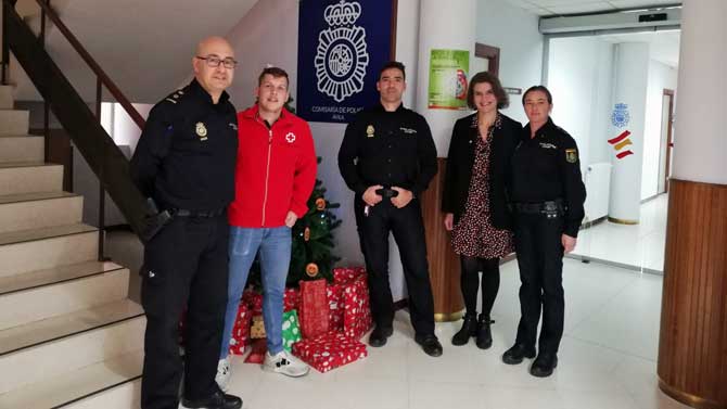 Entrega de juguetes a Cruz Roja en la Comisar&iacute;a de Polic&iacute;a.