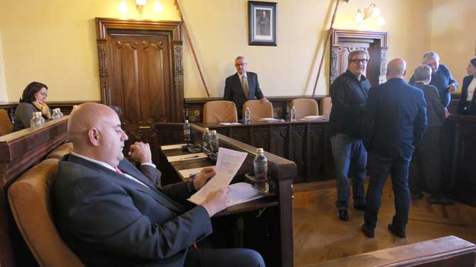 Carlos López antes del comienzo del pleno municipal.