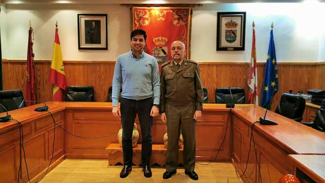 El alcalde de Candeleda con el subdelegado de Defensa.