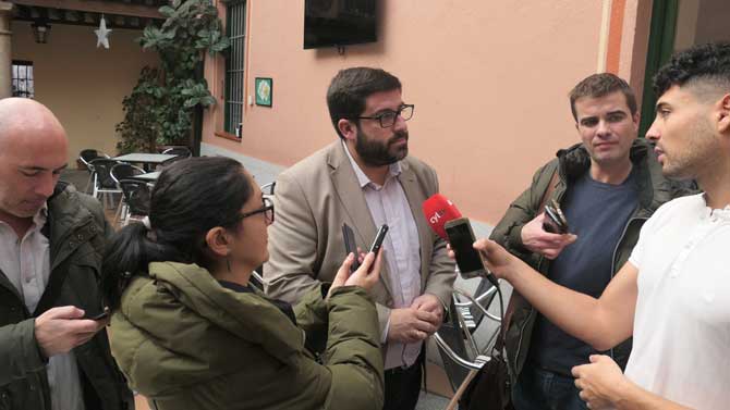 Declaraciones de alcalde de &Aacute;vila a los periodistas.