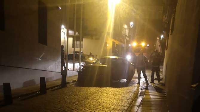 Accidente de un coche contra los bolardos de la calle Vallespín.