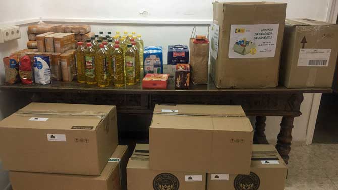 Alimentos entregados a Cruz Roja y C&aacute;ritas.