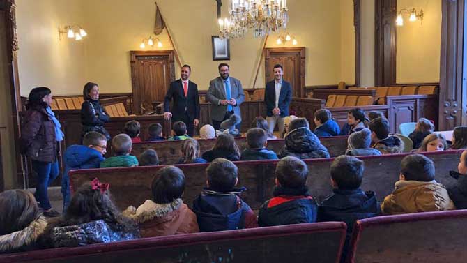 Visita de escolares del Colegio Diocesano al Ayuntamiento.