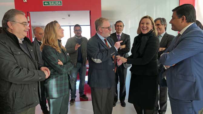 La consejera de Familia (segunda derecha) en la Residencia Duperier.