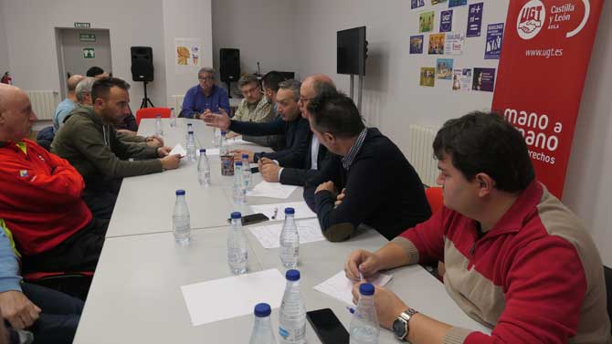 Reunión de Tudanca con representantes de las auxiliares de Nissan.