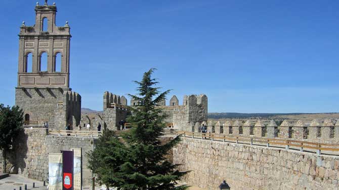 Adarve de la muralla de &Aacute;vila.