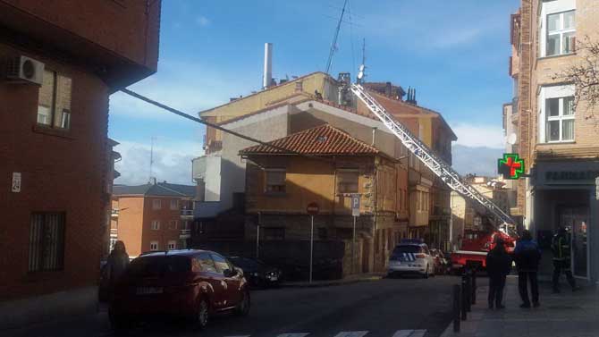 Intervenci&oacute;n de los bomberos en un edificio de calle Capit&aacute;n Pe&ntilde;as.
