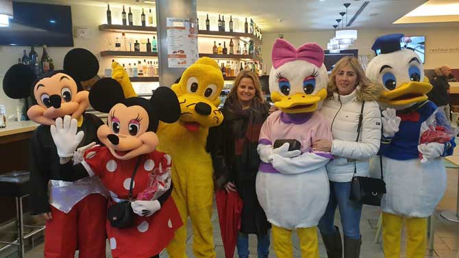 Personajes de Disney en un establecimiento de la campaña de comercio.