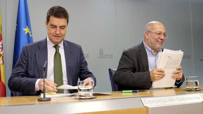 El consejero de Presidencia y el vicepresidente de la Junta tras el Consejo de Gobiermo.