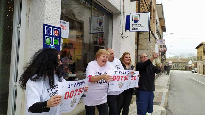 Los afortunados y la lotera celebran el tercer premio en Mombeltr&aacute;n.