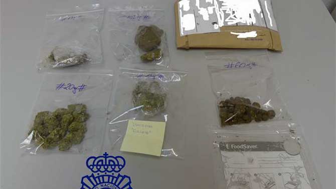 El sobre remitido desde California con marihuana y hachís.