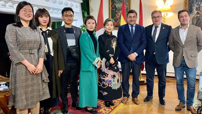 Delegaci&oacute;n de una empresa de Shanghai en &Aacute;vila.
