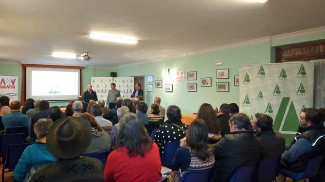 Ganaderos en una jornada de Asaja en Navarredonda de Gredos.
