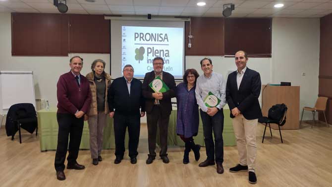 Manuel Maíz (tercero izquierda) y Juan Carlos Rodríguez (segundo derecha), entre otros miembros de la directiva de Pronisa.