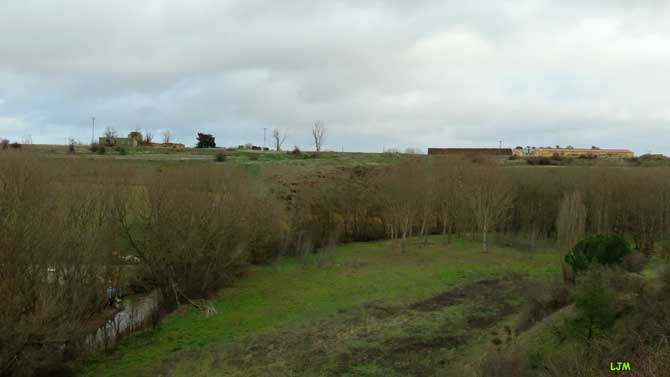 Toma de agua en el r&iacute;o Adaja a menos de 300 metros de la granja de Espinosa de los Caballeros.