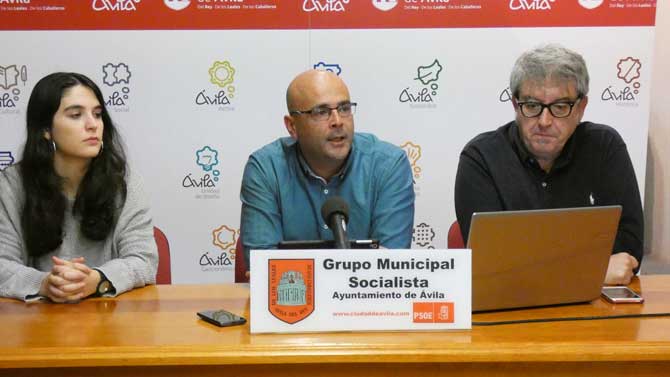 Josue Aldudo en rueda de prensa, entre otros ediles del PSOE.