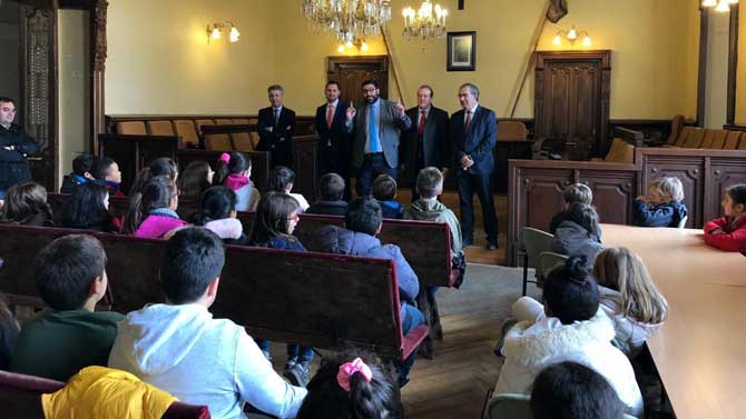 Visita de alumnos del Colegio Cervantes al Ayuntamiento.