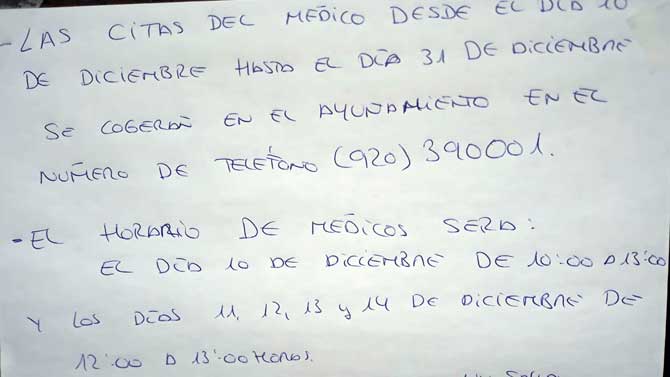 Anuncio colocado en el consultorio médico de Poyales del Hoyo.