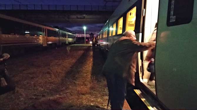 Transbordo de pasajeros del tren averiado Ávila-Valladolid.