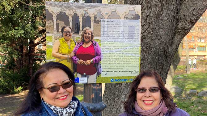 Exposición de historias de inmigrantes en el jardín de San Antonio.