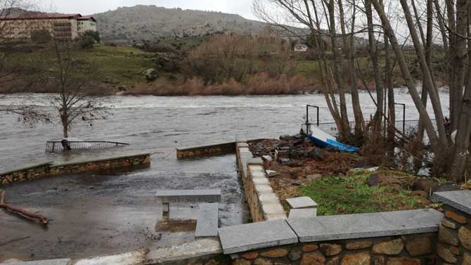 El r&iacute;o Tormes desbordado en El Barco de &Aacute;vila.