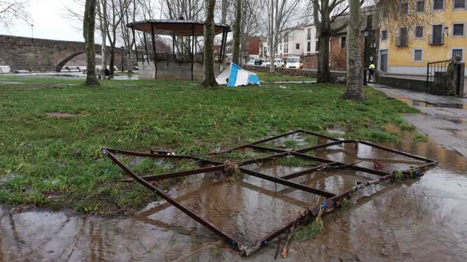 Da&ntilde;os causados por el Tormes en El Barco. Foto: Naxo Rubio.