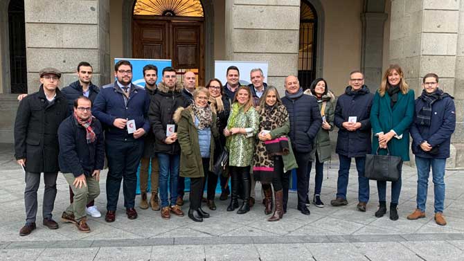 Participantes en la lectura de la Constitución de Nuevas Generaciones.