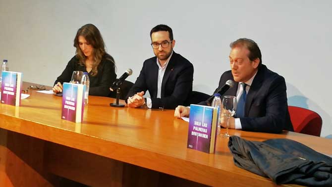 Ram&oacute;n Lozano entre Paula Velasco y &Aacute;ngel S&aacute;nchez. concejal de Cultura.