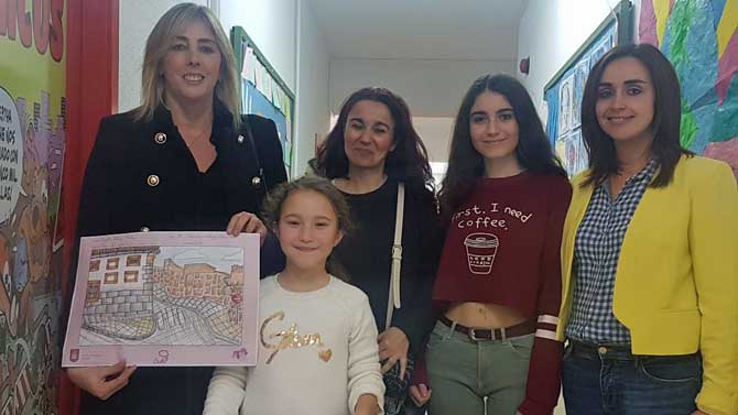 Entrega del premio a una alumna del CEIP Cervantes.