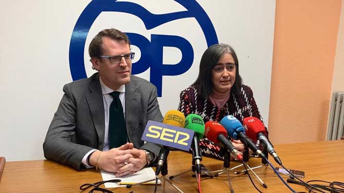 Mario Ayuso y Sonsoles Sánchez-Reyes en rueda de prensa.