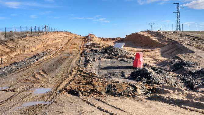 Obras en la carretera AV-500.
