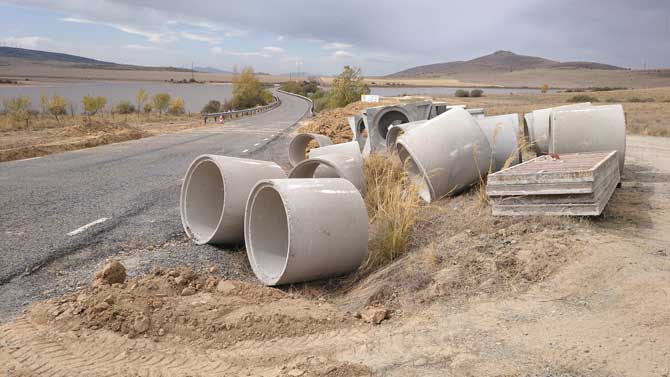 Obras en la carretera AV-500 junto al embalse de Serones.
