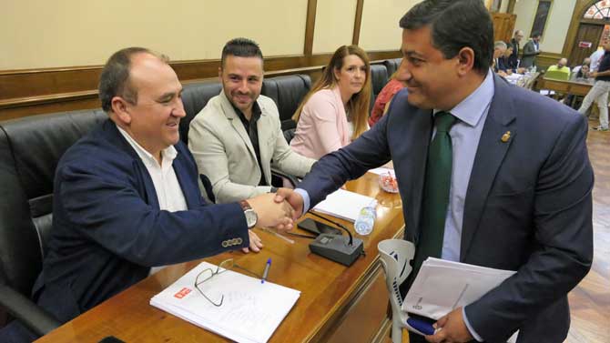 Pedro Muñoz saluda a Carlos García en un pleno de la Diputación.
