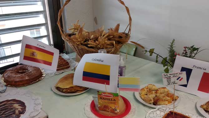 Degustación de platos de diferentes países en el Centro de Educación de Adultos.