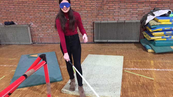 Alumnos del Diocesano practican deportes para personas con discapacidad.