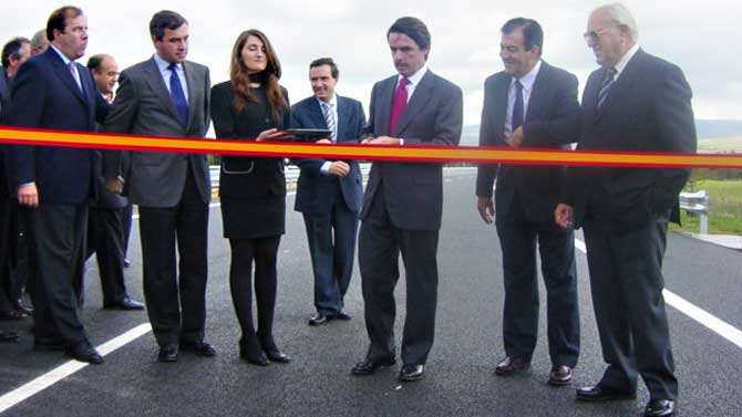 José María Aznar inaugura la AP-51 en 2002.