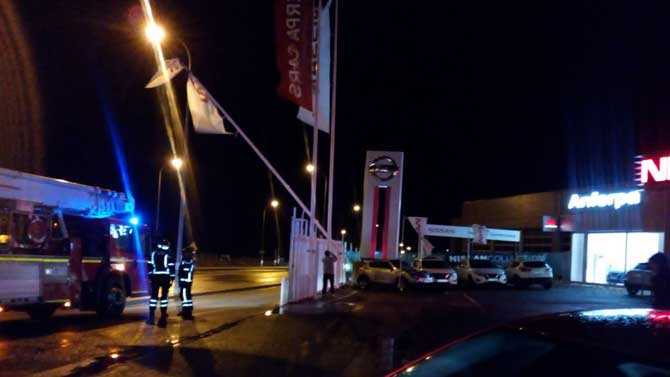 Rotura de un m&aacute;stil de una bandera en un concesionario de veh&iacute;culos.