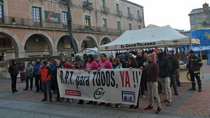 Protesta de empleados municipales antes del pleno de presupuestos.