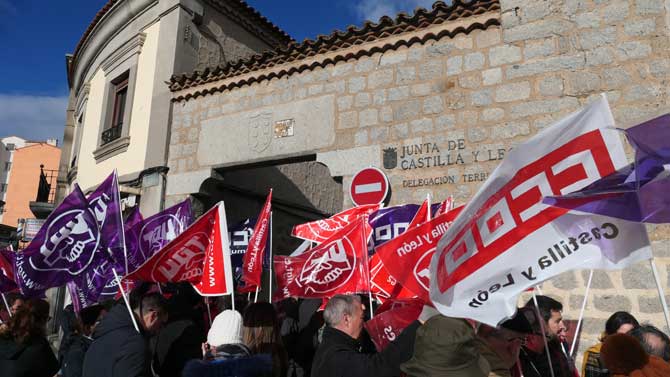 Protesta exigiendo las 35 horas ante la Delegación de la Junta.