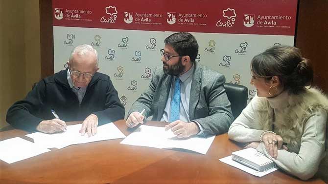 Firma de convenio entre Ayuntamiento y C&aacute;ritas.