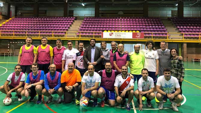 Partido de f&uacute;tbol sala entre pol&iacute;ticos y periodistas.