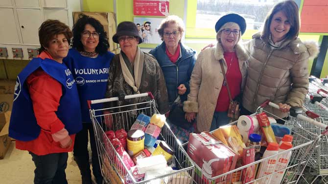 La concejal (derecha) en la recogida de alimentos en Arenas.