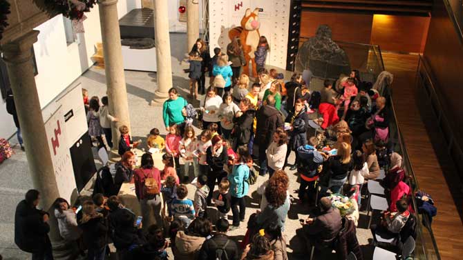 Firma de libros de la escritora Bego&ntilde;a Oro con su personaje Rasi.