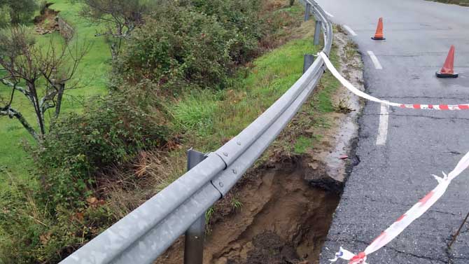 Desprendimiento en la AV-P-706 en Villarejo del Valle.