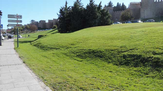 Zona donde se proyecta un aparcamiento ante la muralla.