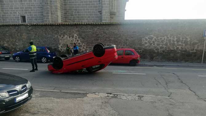 Accidente con vuelco en la calle Santa Fe.