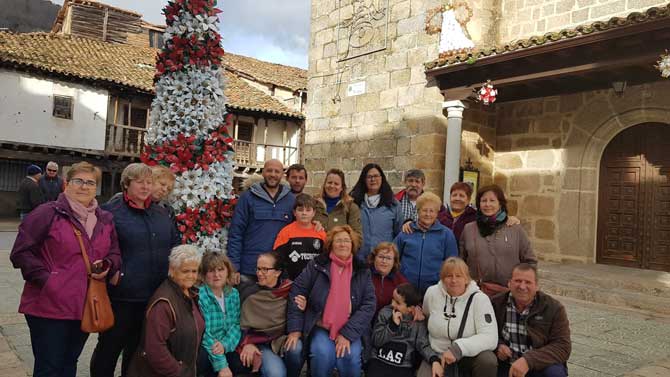Árbol elaborado con botellas en Poyales del Hoyo.