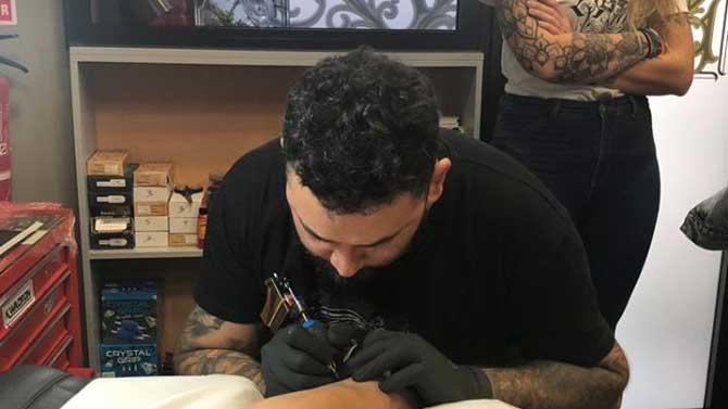 Tatuaje en Mano Santa Tattoo Studio.